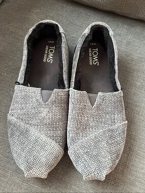 Toms Women’s textured Gray Woven Slip-On flats faux fur lined size 7 Excellent